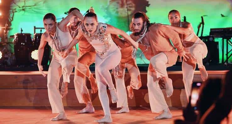 Espectáculo de danza en vivo con artistas en el escenario