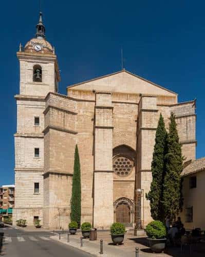 Vista frontal de la Catedral de Santa María del Prado con su torre campanario y fachada de piedra bajo un cielo azul despejado