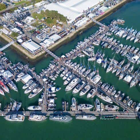 Vista panorámica desde arriba de las embarcaciones amarradas en el muelle del Southampton International Boat Show