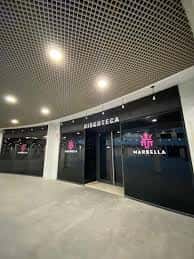 Entrada principal de la discoteca Marbella con letrero iluminado