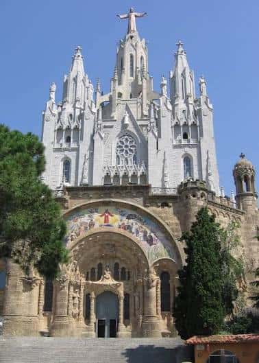 Fachada principal del Templo Expiatorio del Sagrado Corazón con la estatua de Cristo Rey en la cima