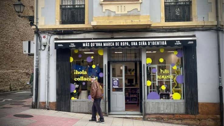 Fachada de la tienda Puru Remangu en Gijón con decoración de ventanales