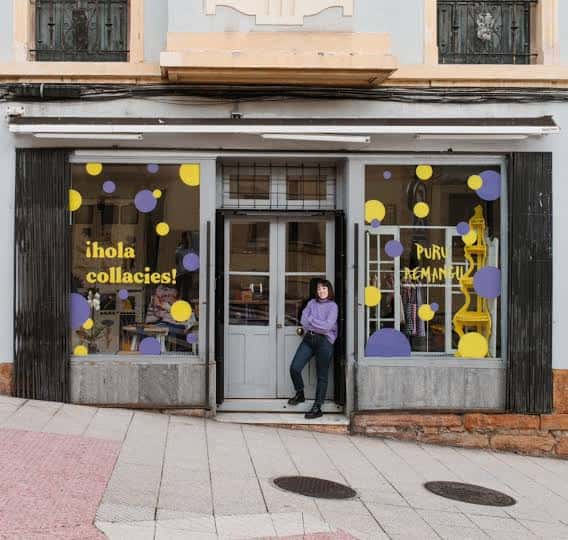 Entrada de la tienda Puru Remangu con una persona posando en la puerta