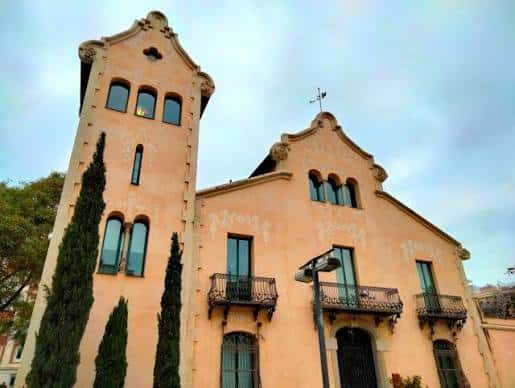 Fachada principal del Centre Cívic Vil·la Florida mostrando su torre característica y detalles arquitectónicos