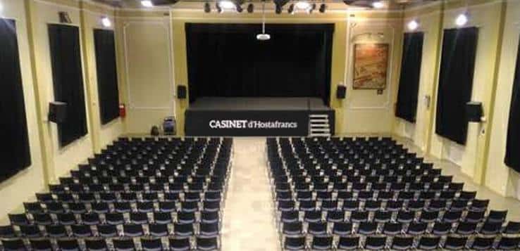 Interior del teatro con escenario y butacas dispuestas para evento