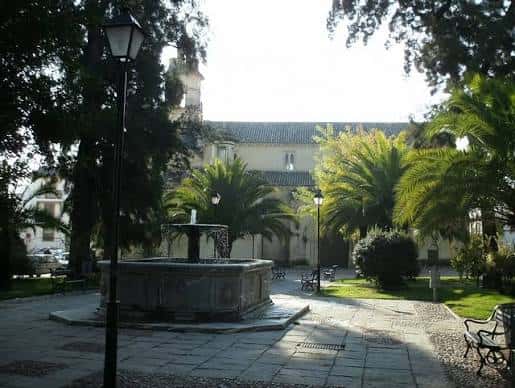 Plaza de la Magdalena durante el día, mostrando la fuente central y la iglesia