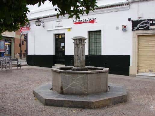 Plaza de la Magdalena con la fuente en primer plano y edificios blancos al fondo
