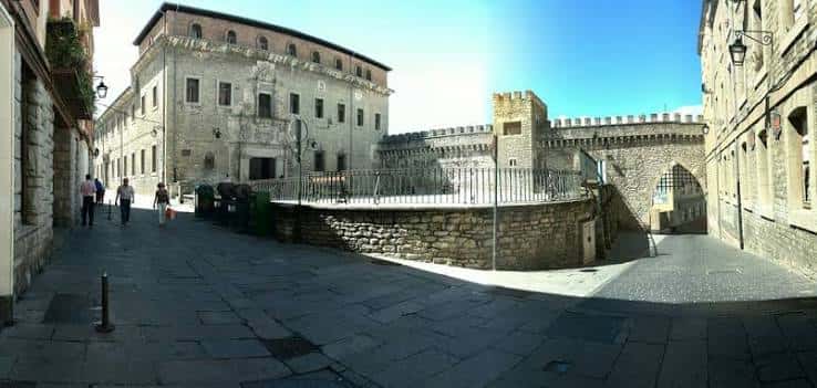 Plaza frente al Palacio de la Almendra Medieval en el casco histórico de Vitoria
