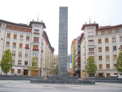Vista frontal de la Plaza de Francisco Juan de Ayala con el obelisco central y edificios históricos