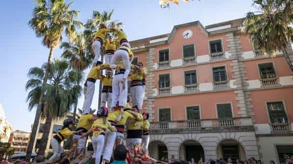 Castellers formando un castell durante la celebración de los 44 años de la Agrupació en la plaza de Castelldefels