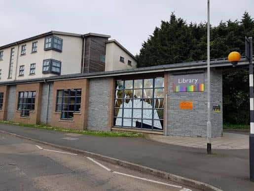 Vista exterior de la biblioteca Plymstock con fachada moderna y señalización