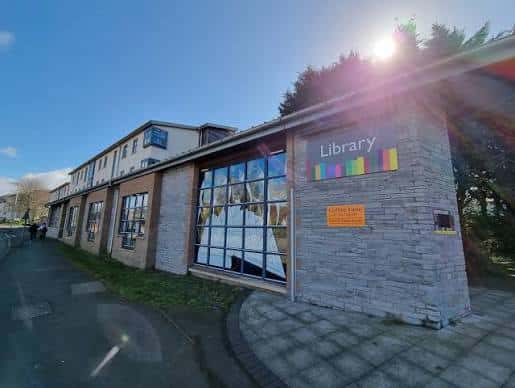 Fachada de la biblioteca Plymstock bajo luz solar con cielo despejado