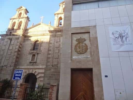 Fachada de la Casa Hermandad de la Misericordia mostrando la torre campanario y el escudo de la institución