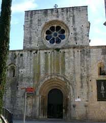 Fachada principal del Museo de Arqueología de Cataluña en Girona, con su característica ventana circular y entrada arqueada