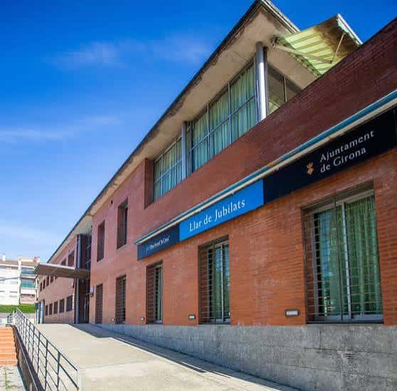 Fachada exterior del Casal de Gent Gran de Taialà con señalización municipal