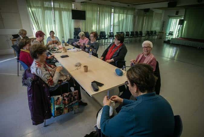 Grupo de personas mayores participando en una actividad social en el interior del centro