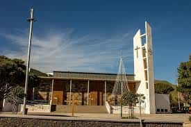 Vista frontal del edificio de Finca España con elementos arquitectónicos distintivos