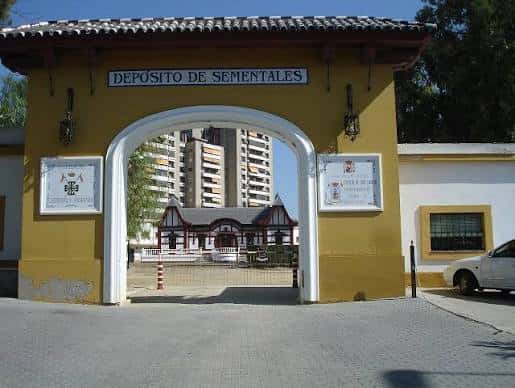 Entrada principal del Depósito de Sementales con arco amarillo y letrero
