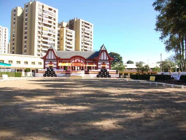 Patio de entrenamiento con edificio central y torres residenciales al fondo
