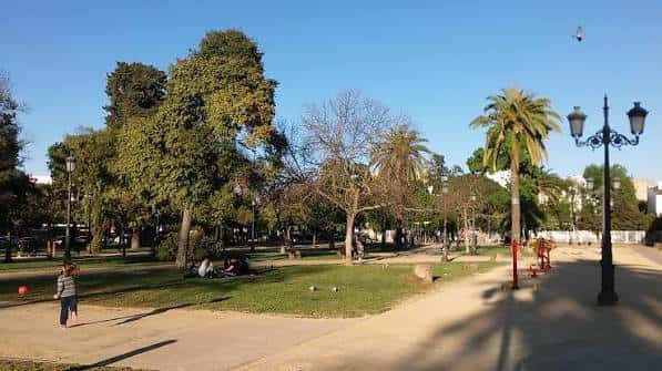 Vista panorámica del Parque del Retiro con árboles y senderos