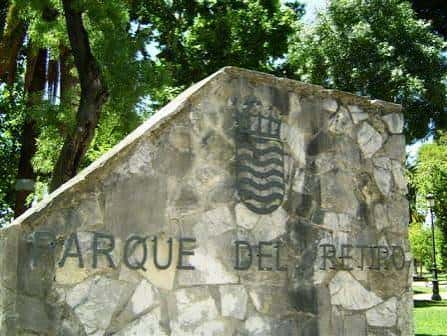 Entrada principal del Parque del Retiro con escudo municipal