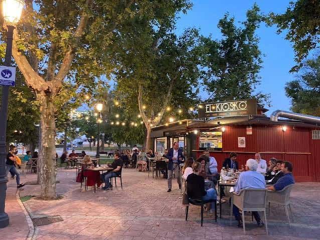 El Kiosko en el Parque del Retiro con ambiente nocturno y comensales