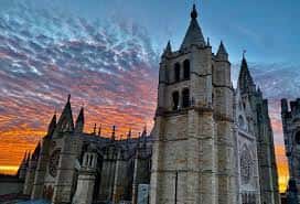 Catedral de León al atardecer con cielo dramático
