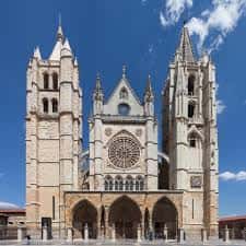 Fachada principal de la Catedral de León bajo cielo azul