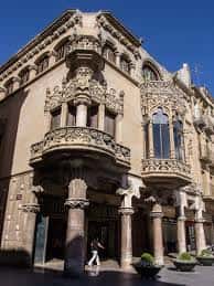 Detalle arquitectónico de la fachada de Casa Navàs