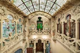Interior del hall principal con vitrales y escalera