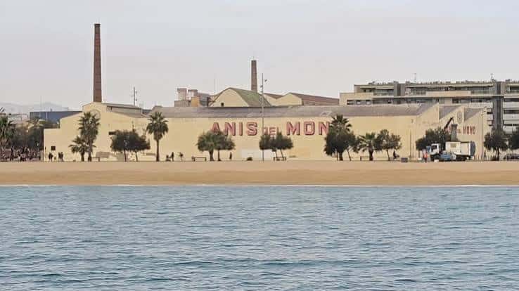 Vista panorámica de la fábrica desde la playa