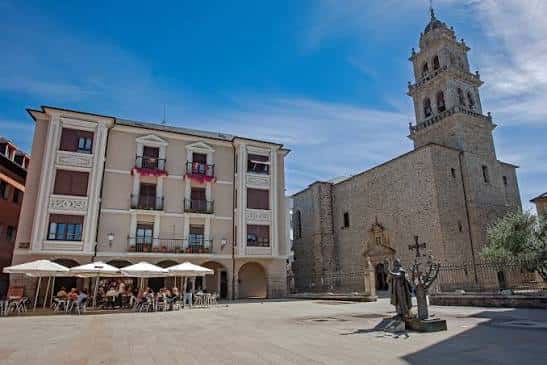 Vista exterior de la Basílica de Nuestra Señora de la Encina con su torre y plaza adyacente