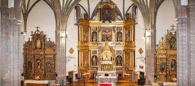 Interior de la Basílica con el retablo mayor y altares laterales