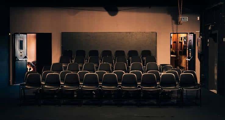 Sala de eventos con sillas dispuestas para audiencia