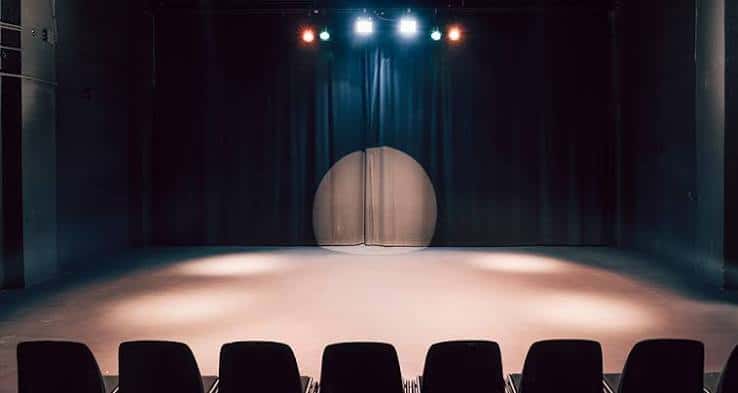 Escenario con iluminación profesional y cortina de fondo