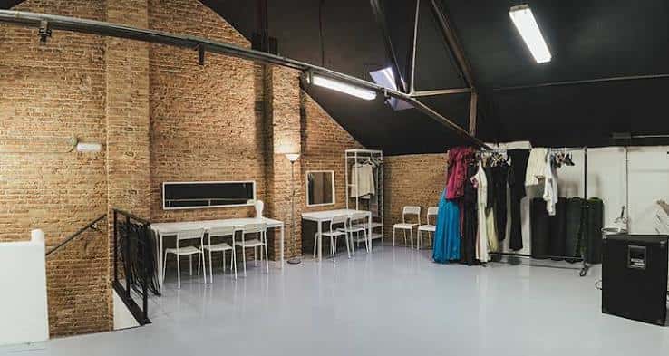 Espacio versátil con paredes de ladrillo y zona de vestuario