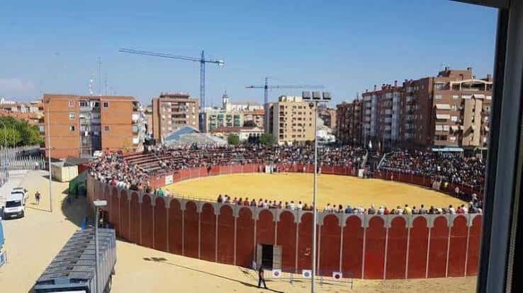 Plaza de Toros de Fuenlabrada desde una perspectiva elevada mostrando el coso y el entorno urbano