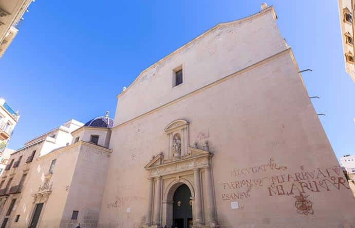 Fachada exterior de la Concatedral de San Nicolás de Bari bajo cielo azul despejado
