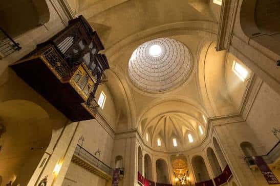 Vista interior hacia la cúpula central y órgano de la Concatedral de San Nicolás de Bari
