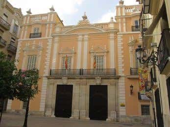 Vista frontal del edificio del Museo de la Ciudad en Valencia, mostrando su elegante fachada neoclásica y entrada principal