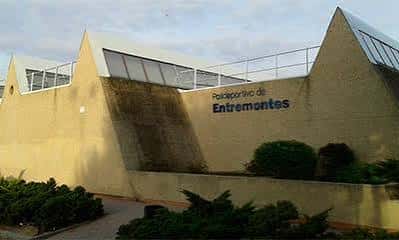 Fachada del Polideportivo Entremontes con letrero identificativo y diseño angular