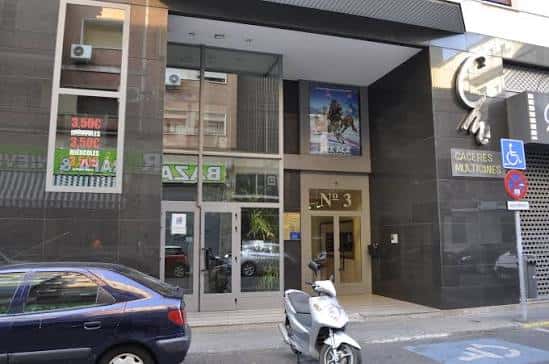 Fachada principal de Multicines Cáceres con entrada accesible y señalización