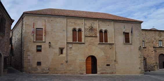 Fachada principal del Palacio de Mayoralgo en Cáceres, con escudo y ventanas góticas