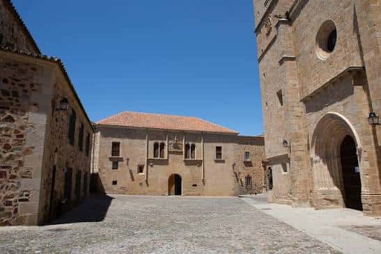 Vista del patio interior del Palacio de Mayoralgo junto a la torre de la iglesia