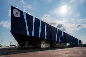 Fachada del museo bajo cielo soleado, destacando su diseño arquitectónico contemporáneo