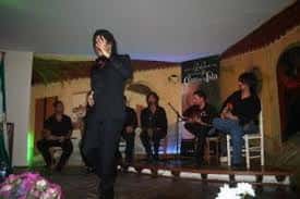 Actuación de baile flamenco en el interior de la peña