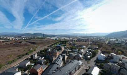 Vista aérea del entorno urbano de Ponferrada con el Centro Cívico La Placa visible