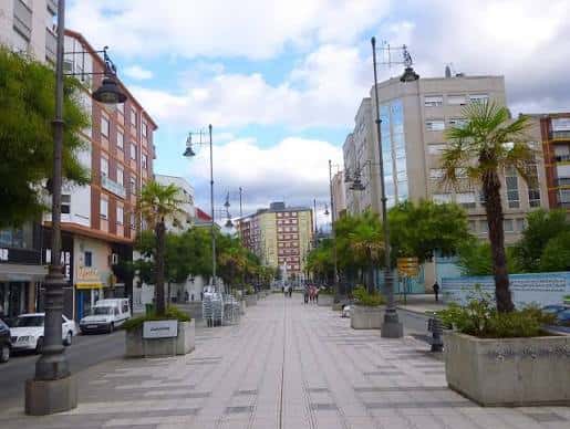 Vista panorámica de la Avenida Pérez Colino con edificios residenciales y zonas peatonales