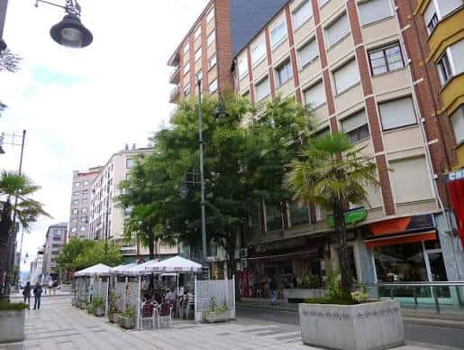 Zona de terrazas y cafeterías en la Avenida Pérez Colino