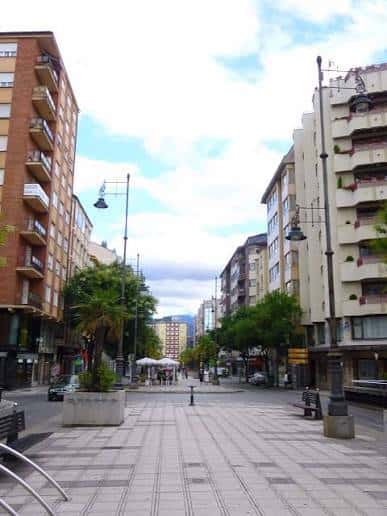 Perspectiva de la Avenida Pérez Colino con edificios y mobiliario urbano